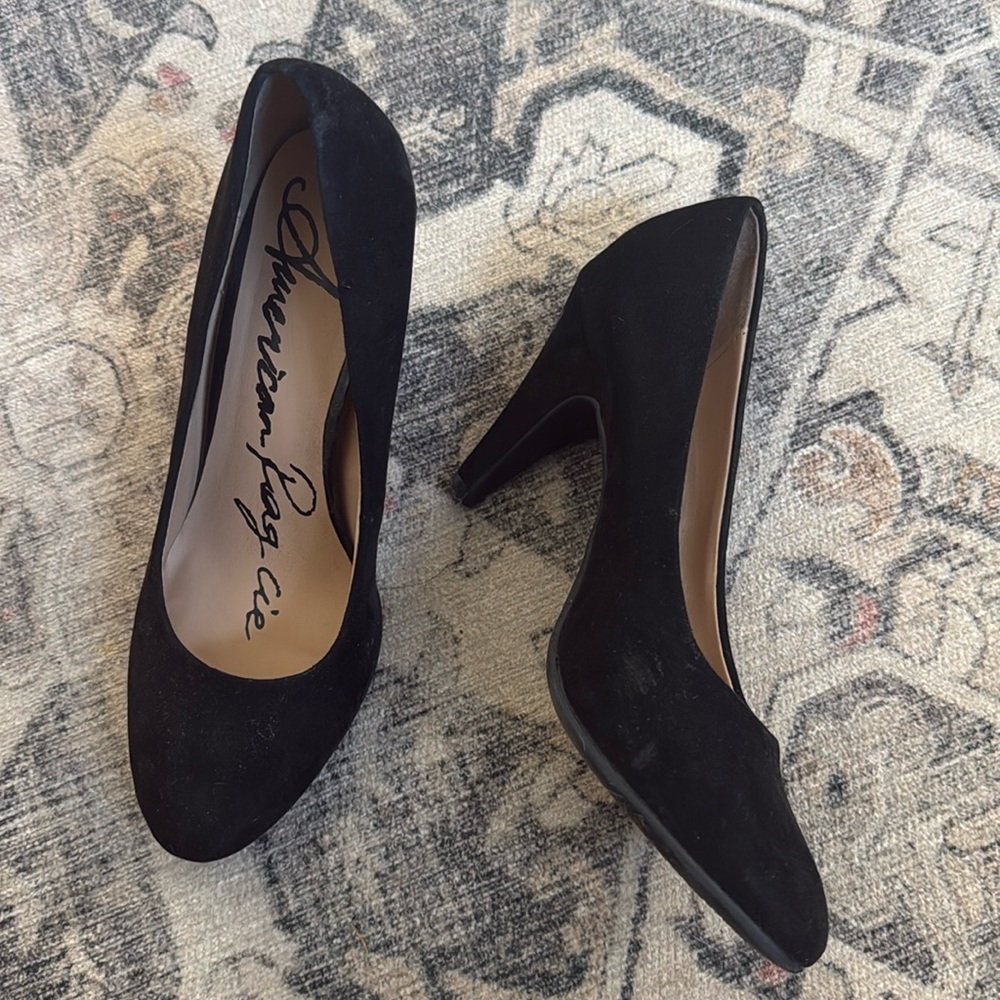 Suede black pumps